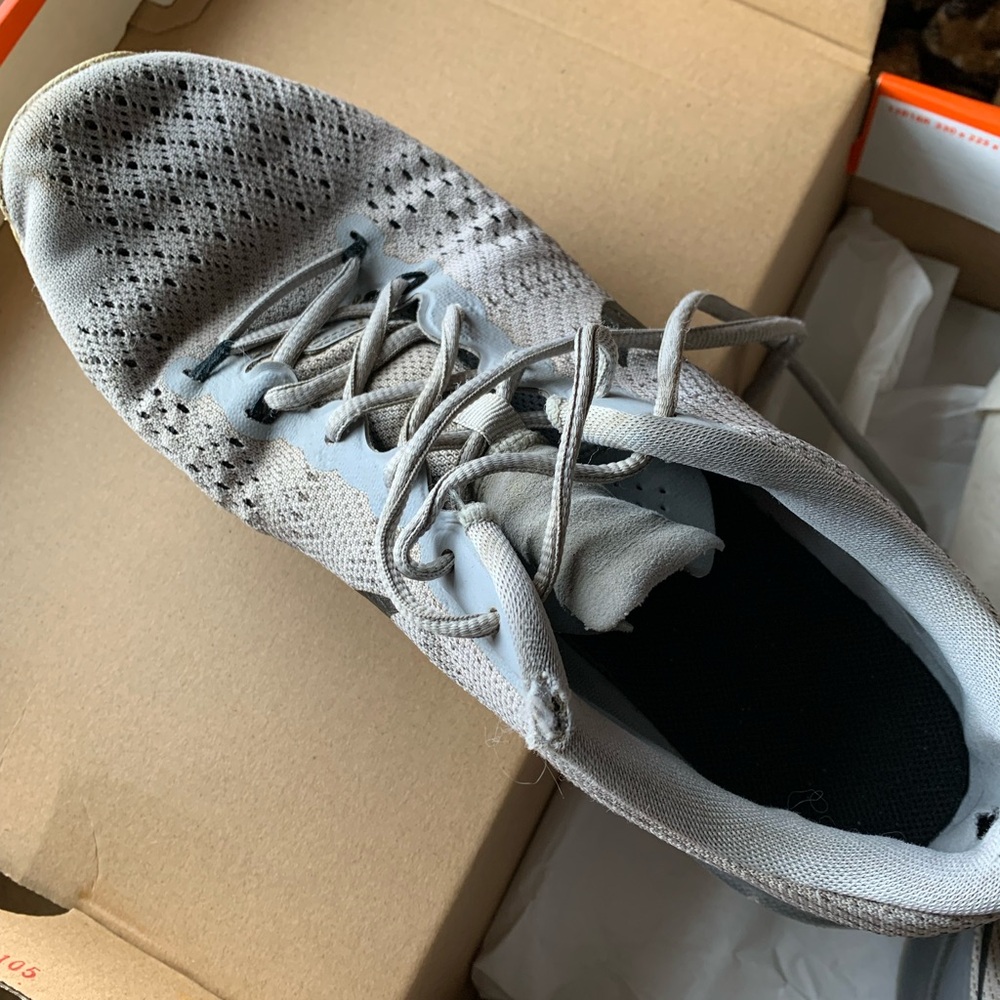 Nike Mens Roshe Size 10.5Light Gray Sneaker